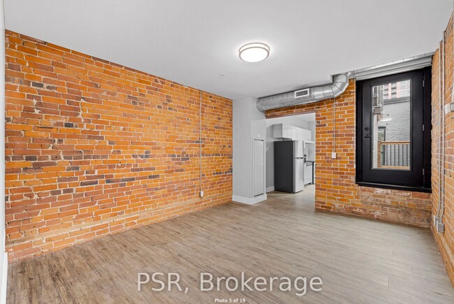 Photo du bâtiment - 2870 Dundas St W