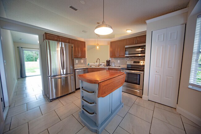 Building Photo - 582 Bayharbor Terrace