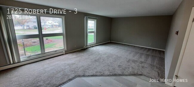Building Photo - Two Bedroom Apt with Pool and Garage