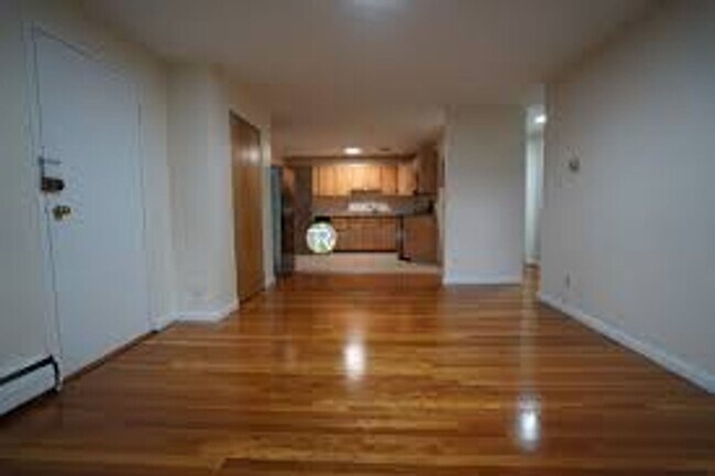 Building Photo - No Brokers Fee, One Month is Rent-Free, He...