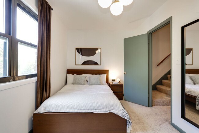 Building Photo - ROOM ONLY in 5-bed/3.0-bath Home