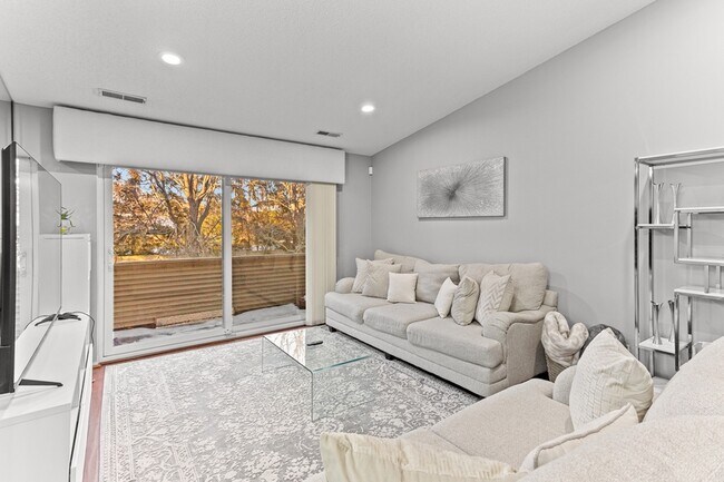 Foto del edificio - 6560 Ridgefield Cir