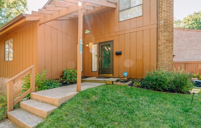 Foto del edificio - Spacious 5-Bedroom End-Unit Townhome in Reston with 3 Finished Levels, Renovated Kitchen & Fenced...