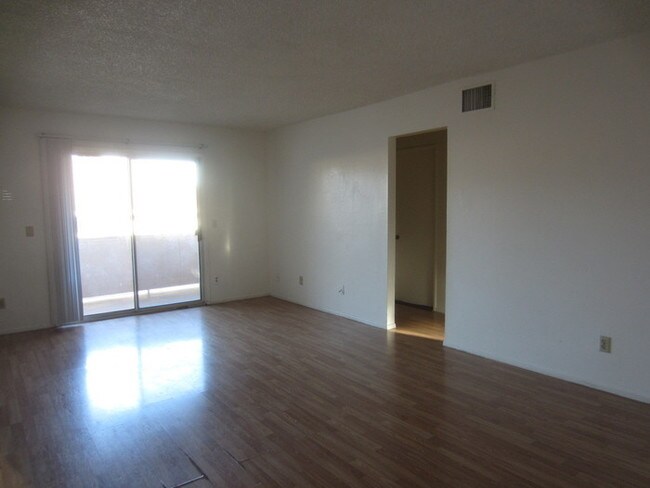 Building Photo - 2 Bed Unit w Patio!