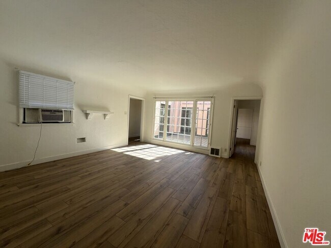 Foto del edificio - 4956 S San Vicente Blvd