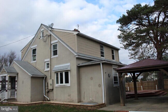 Foto del edificio - 1221 Jacksonville Rd
