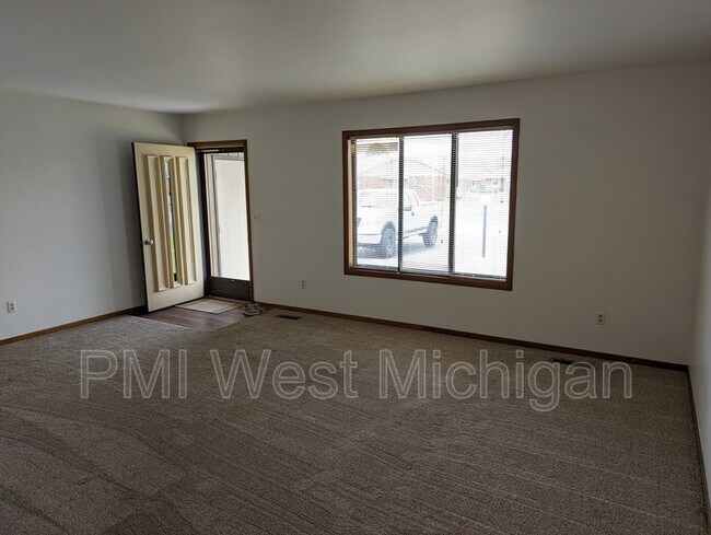 Building Photo - 672 Waterview Ct SW