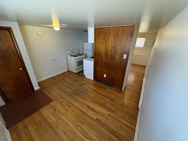 Foto del edificio - 1793 S Webster St