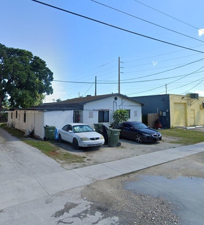 Building Photo - 725 SW 1st Ave