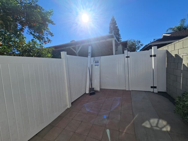 Foto del edificio - 18557 W Victory Blvd