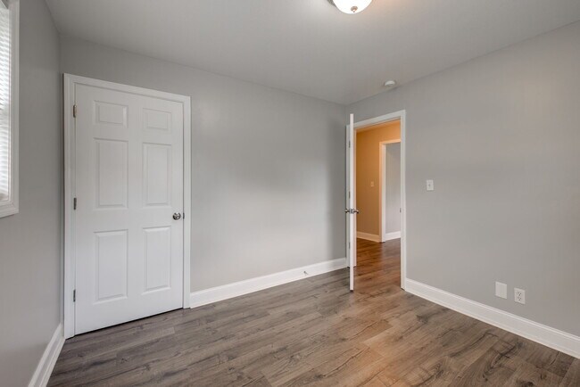 Building Photo - 824 Lullwater Rd