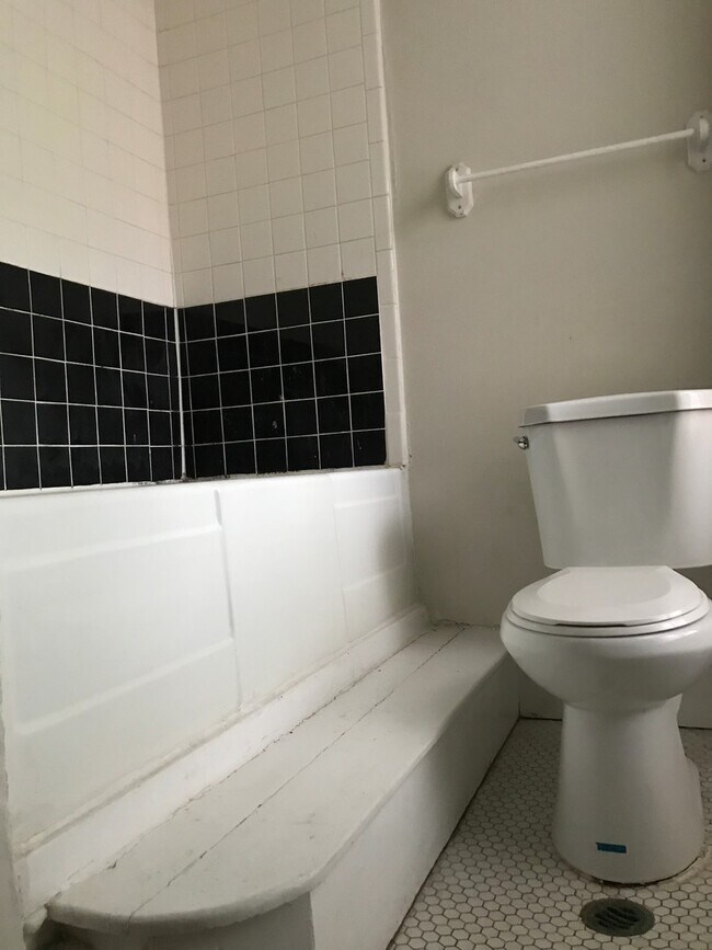 Foto del edificio - THREE 2 BEDROOM APARTMENTS IN THIS BUILDIN...