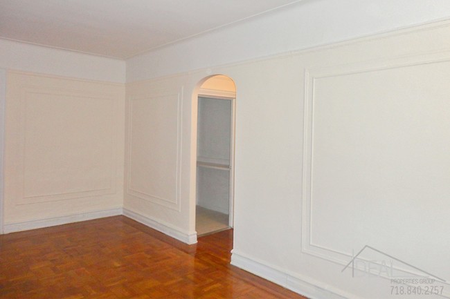 Building Photo - Large One Bedroom with Prewar Charm