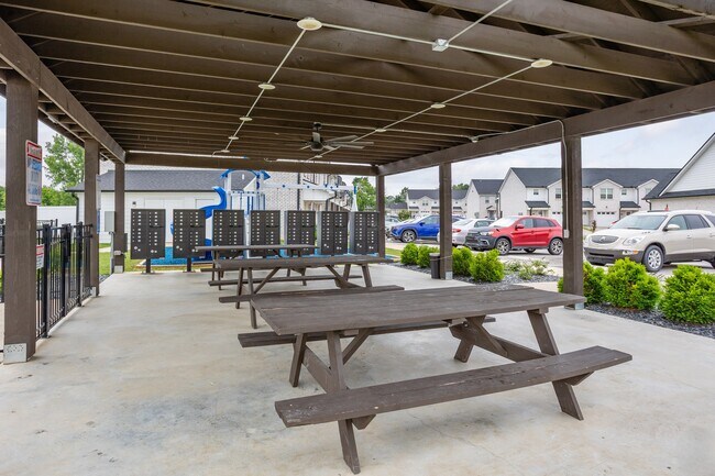 Foto del edificio - South Maple Townhomes