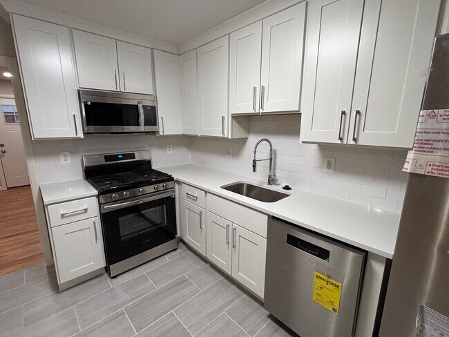 Building Photo - 4 Bedroom 3 Full Bathrooms Newly Renovated...