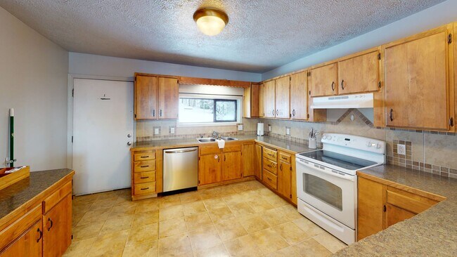 Building Photo - 1510 Farmers Loop Rd