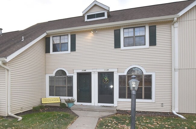 Building Photo - 2 Bedroom 1.5 Bath Townhome