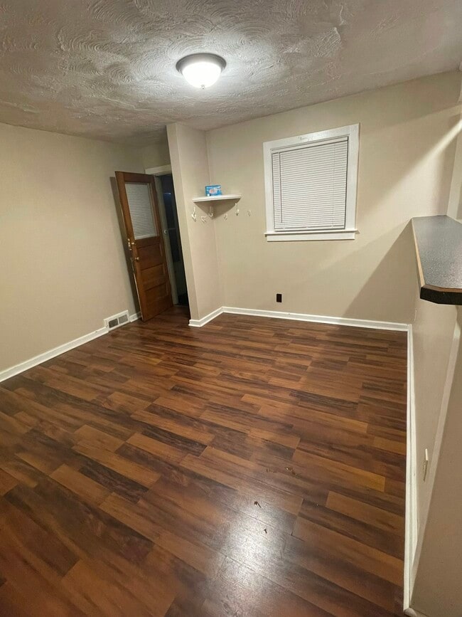Building Photo - 213 Garden City Dr