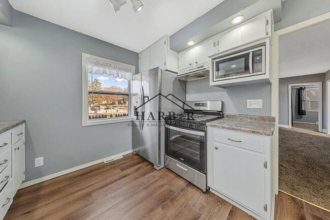 Building Photo - Pet-Friendly 3-Bedroom Gem in Prime Rochester Location