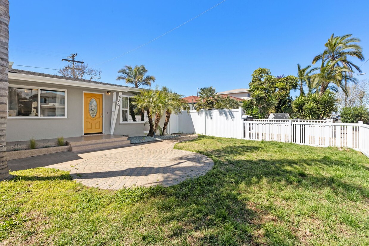 Foto principal - Single Family Home with AC and fenced fron...