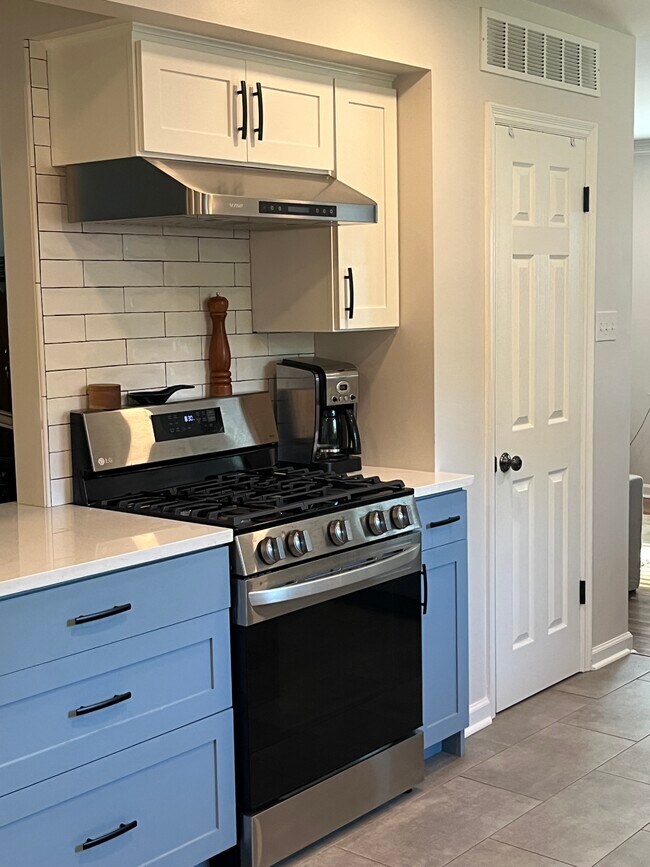 Foto del edificio - 5573 Normandy Rd