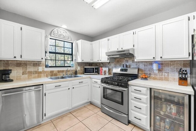 Foto del edificio - 1174 Bay Ct