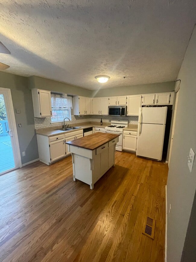Building Photo - Available Now! Updated townhome in Havre D...