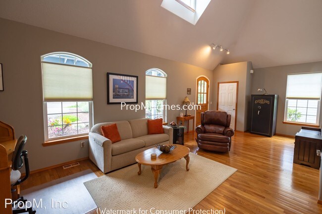 Building Photo - 10027 SE Champagne Ln
