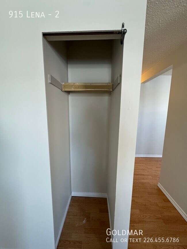 Photo du bâtiment - Large 2 bedroom unit near the University!