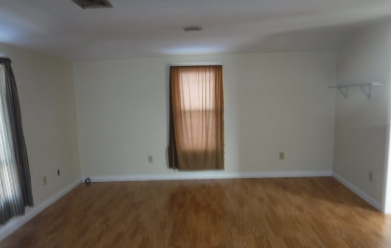 Building Photo - 513 N Oak Ave