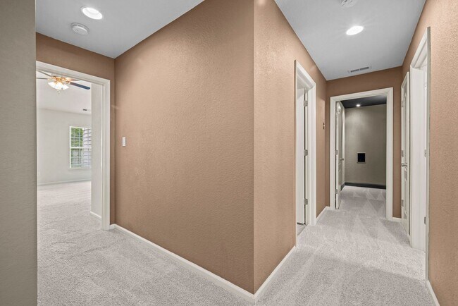 Building Photo - Beautifully Maintained 3-Bedroom Townhome with Bonus Room in Desirable Community