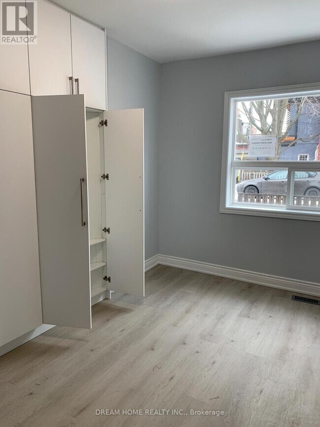 Photo du bâtiment - 12 Mansfield Ave