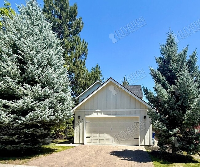 Building Photo - 3 BR Home with Private Backyard Retreat in Desirable SW Bend