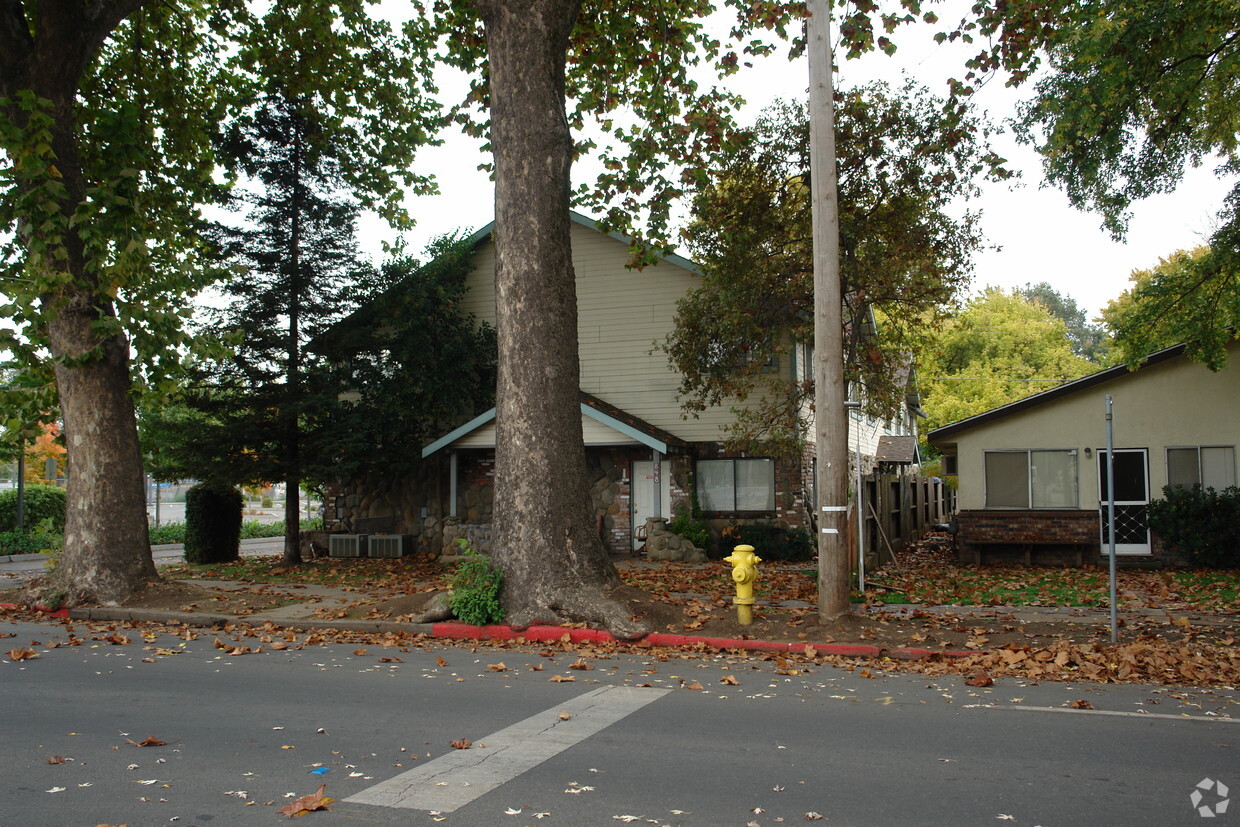 Building Photo - 848 W 1st Street