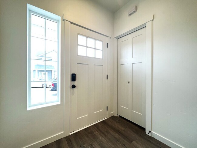 Building Photo - 525 N Trixie Ave