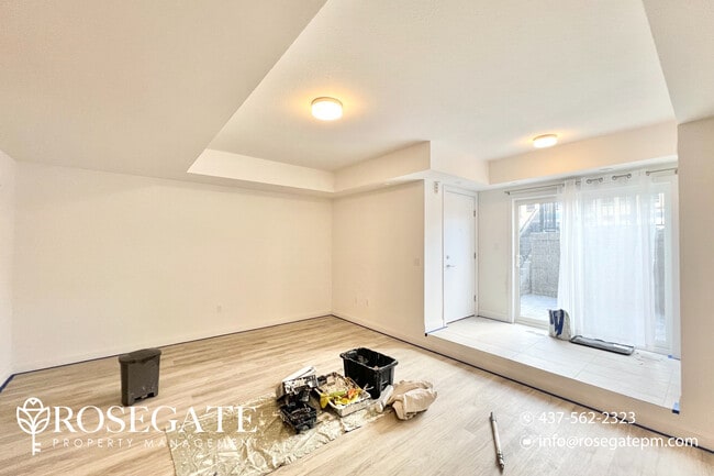 Photo du bâtiment - Newly Renovated 2-Bedroom + Den, 2-Bath Co...