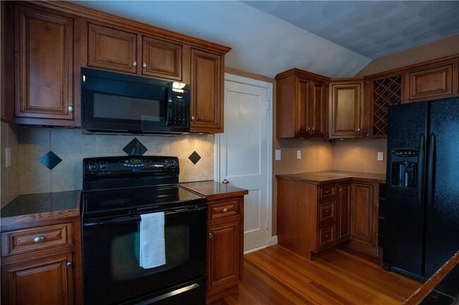 Foto del edificio - 304 Waterman Ave