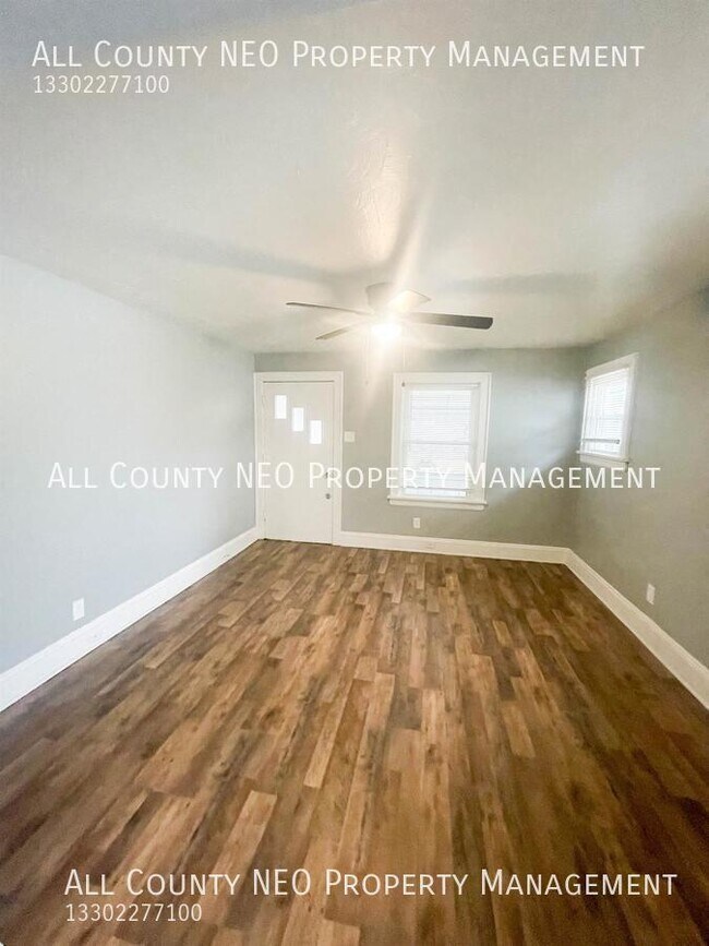 Building Photo - Updated and Move in Ready!