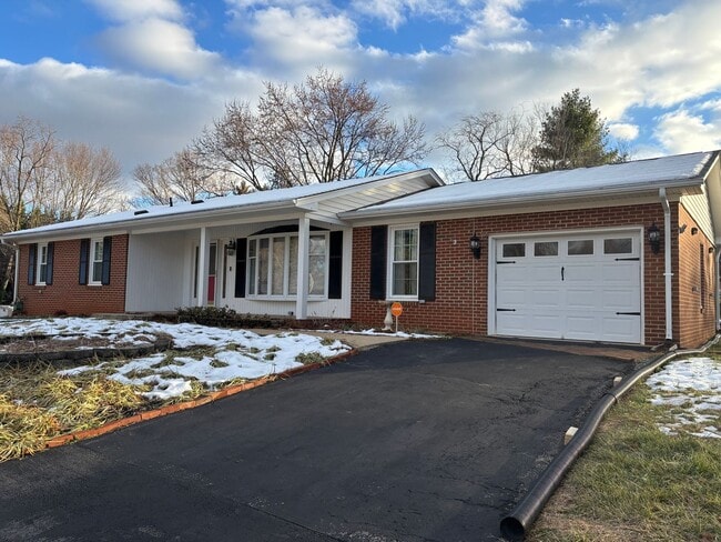 Building Photo - 136 Grimes St