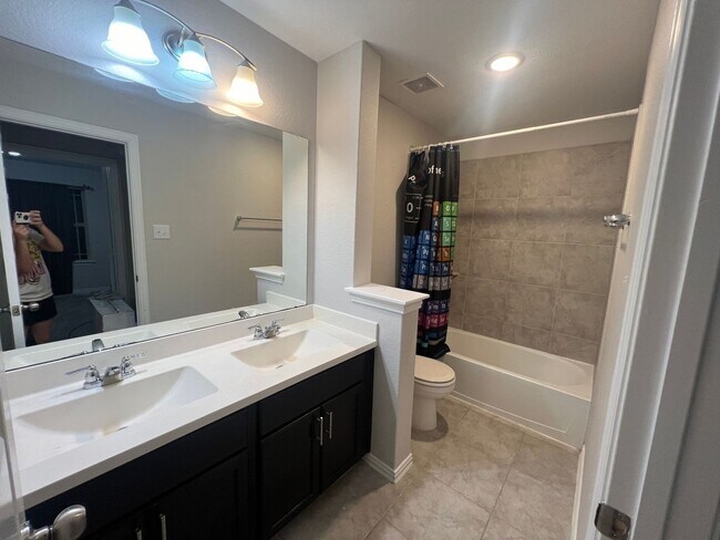 Foto del edificio - TESLA friendly! Great Amenities! 4 Bedroom...
