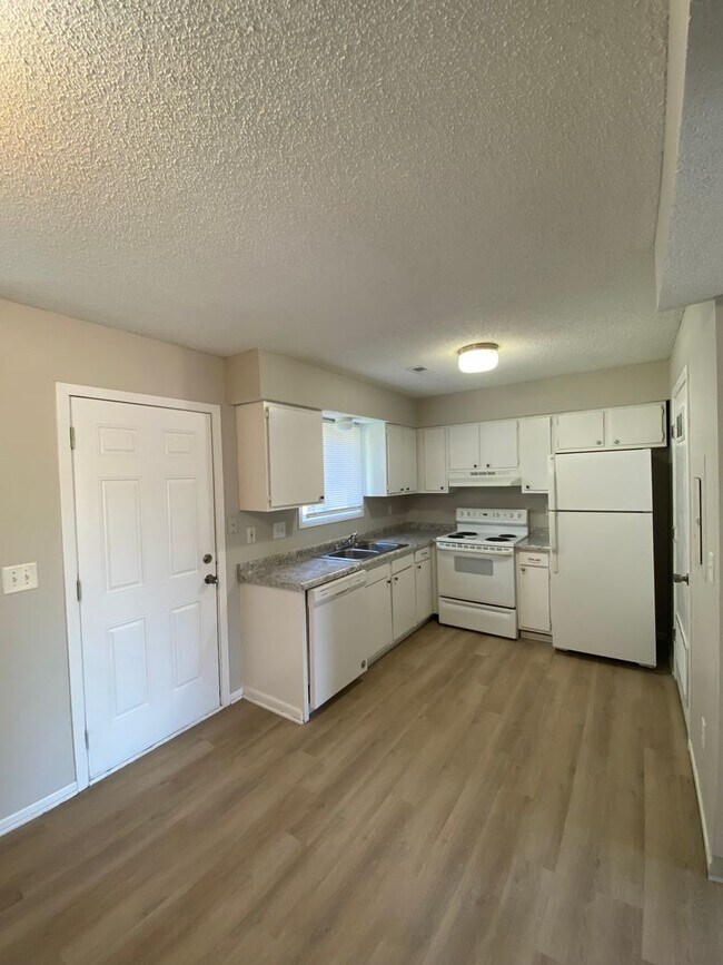 Building Photo - 1636 E Pleasant View Drive