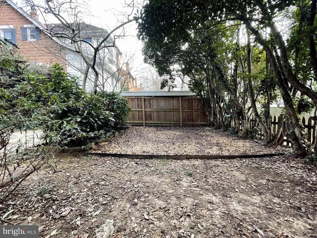 Foto del edificio - 5350 MacArthur Blvd NW