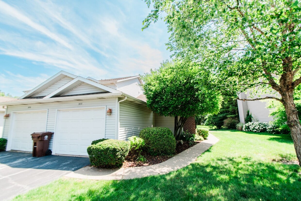 Primary Photo - Maintenance free 2 bedroom, 1 bath town-ho...