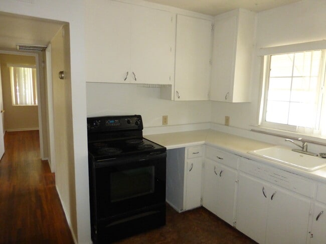 Building Photo - 403 W Howe St