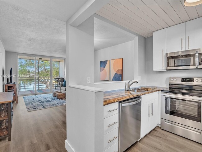 Building Photo - 9340 Lagoon Pl