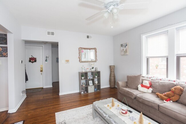 Foto del edificio - 3712 N Sheffield Ave