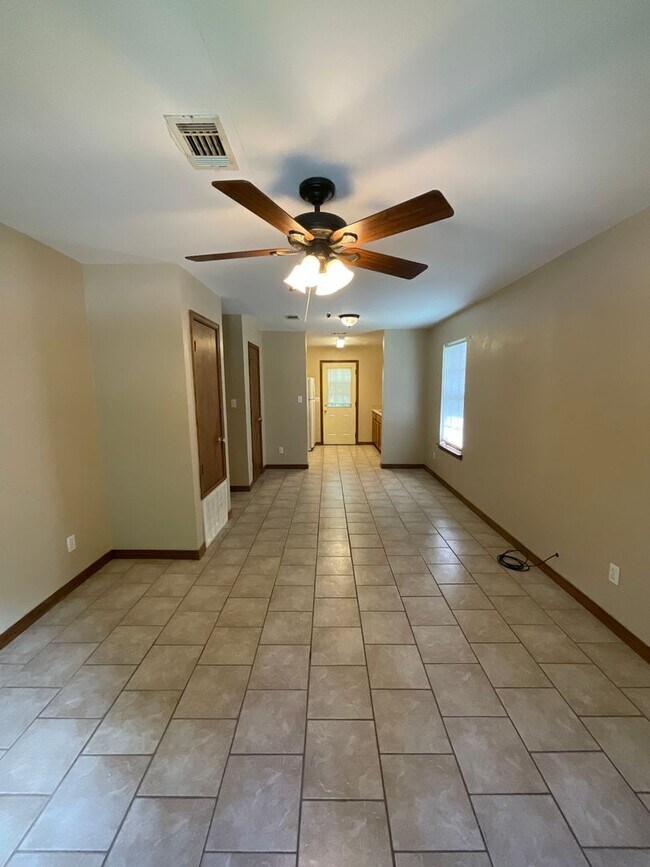 Building Photo - Well maintained 2 bedroom 1 bath duplex ~ ...