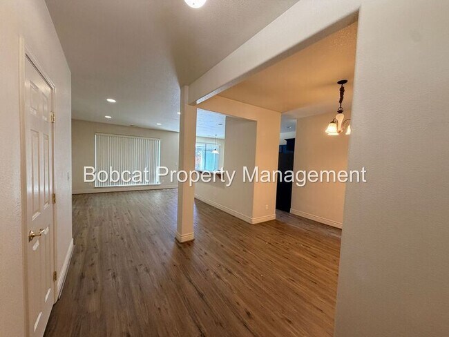 Foto del edificio - 1362 Branden Ln