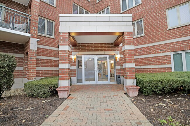 Foto del edificio - 6400 W Berteau Ave