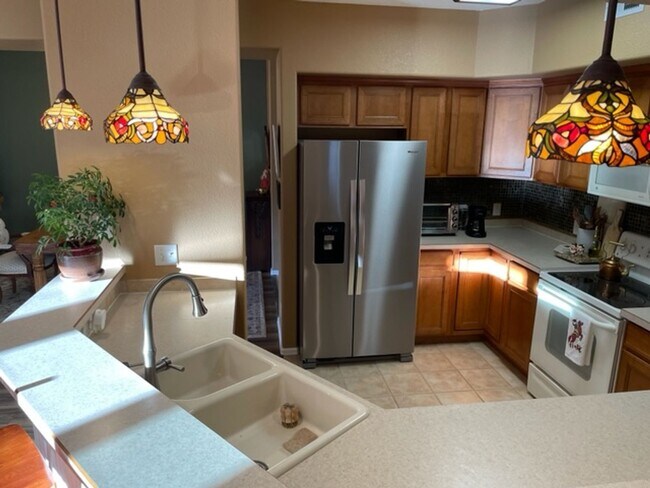 Foto del edificio - Bright & Open 2 Bedroom Condo on West Side